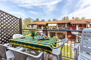 Outdoor dining - Apartment 'Residence La Corte' with Shared Pool, Balcony, and Air Conditioning (Castelnuovo del Garda)