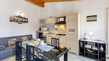 Een koelkast, een magnetron, een oven, een kookplaat