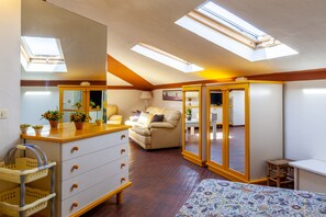 Interior - Holiday Apartment "Loft parallela Lungomare posto auto" with A/C & Wi-Fi (Viareggio)