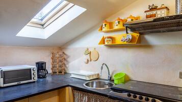 Kjøleskap, ovn, kokeplater og oppvaskmaskin