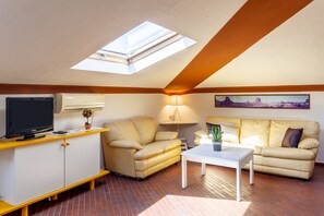 TV - Holiday Apartment "Loft parallela Lungomare posto auto" with A/C & Wi-Fi (Viareggio)