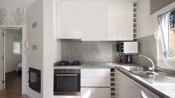 Køleskab, mikrobølgeovn, ovn, kogeplade