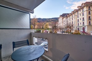 Outdoor dining - Apartment 'Petit Cocon Proche Lac Et Stations' with Shared Pool, Balcony and Wi-Fi (Allevard)