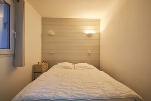 1 bedroom, free WiFi - Apartment 'Petit Cocon Proche Lac Et Stations' with Shared Pool, Balcony and Wi-Fi (Allevard)