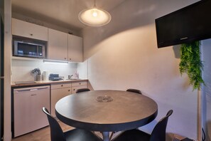 Dining - Apartment 'Petit Cocon Proche Lac Et Stations' with Shared Pool, Balcony and Wi-Fi (Allevard)