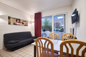 TV - Apartment 'Bulle Enchantée Lac Et Montagne' with Shared Pool, Balcony and Wi-Fi (Allevard)