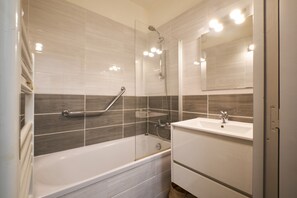 Bathtub - Apartment 'Bulle Enchantée Lac Et Montagne' with Shared Pool, Balcony and Wi-Fi (Allevard)