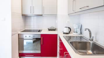 Jääkaappi, mikroaaltouuni, uuni, liesi