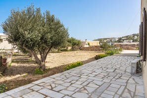 Property grounds - Holiday Home 'Garden Apartments' with Shared Terrace, Wi-Fi and Air Conditioning (Syros)
