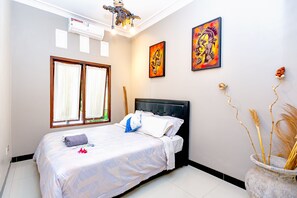 3 bedrooms, iron/ironing board, WiFi, bed sheets - Surfrider Yogyakarta Villa and Guesthouse // Private pool with 3 bedroom (Yogyakarta)