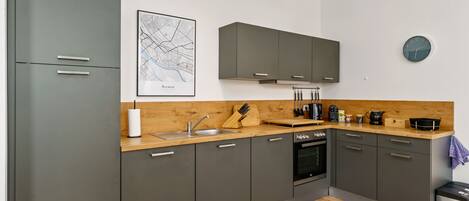 Fridge, oven, stovetop, dishwasher