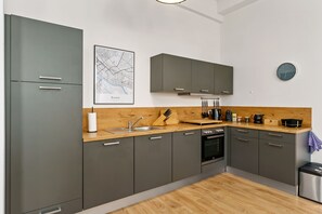 Jääkaappi, uuni, liesi, astianpesukone