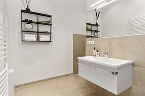 Dusche, Haartrockner, Shampoo