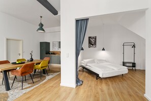 1 dormitorio, tabla de planchar con plancha, wifi y ropa de cama