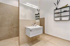 Shower, hair dryer, shampoo - MEL&BENS Loft 2 | Terrace | Design | Weserstadion (Bremen)