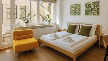 1 dormitorio, tabla de planchar con plancha, wifi y ropa de cama