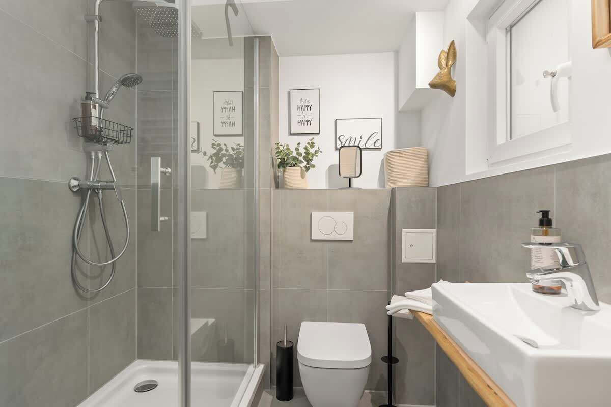 Dusche, Haartrockner, Shampoo