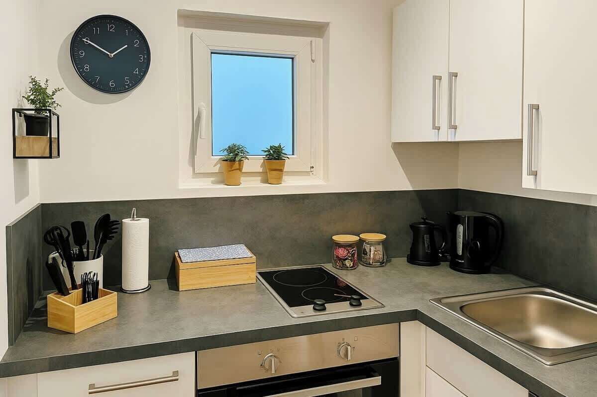 Een koelkast, een oven, een kookplaat, een vaatwasser
