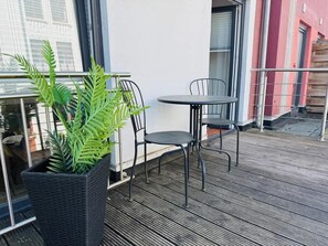 Outdoor dining - MEL&BENS Loft 1+2 für 8 | Terrasse | Design (Bremen)