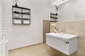 Shower, hair dryer, shampoo - MEL&BENS Loft 1+2 für 8 | Terrasse | Design (Bremen)