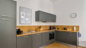 Fridge, oven, stovetop, dishwasher