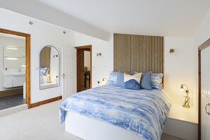 3 bedrooms, iron/ironing board, travel cot, free WiFi - The Castleman is large 3 bedroom apartment, situated within a golf course. (Ferndown)