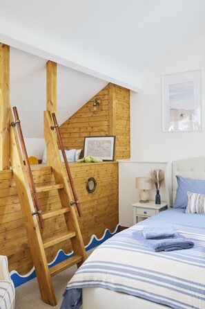 3 habitaciones, tabla de planchar con plancha y cuna de viaje 