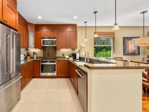 Kylskåp, mikrovågsugn, ugn och diskmaskin