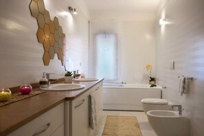 Badewanne, kostenlose Toilettenartikel, Bidet