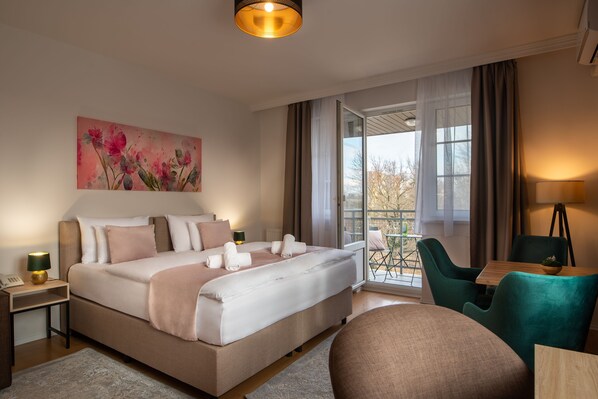 Premium Studio | Premium bedding, memory-foam beds, in-room safe, desk - Holdvirág Hotel (Sarvar)