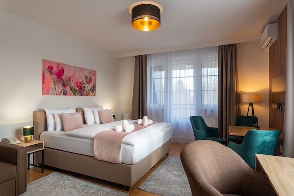 Premium studio | Luxe beddengoed, bedden met traagschuimmatras, een kluis op de kamer