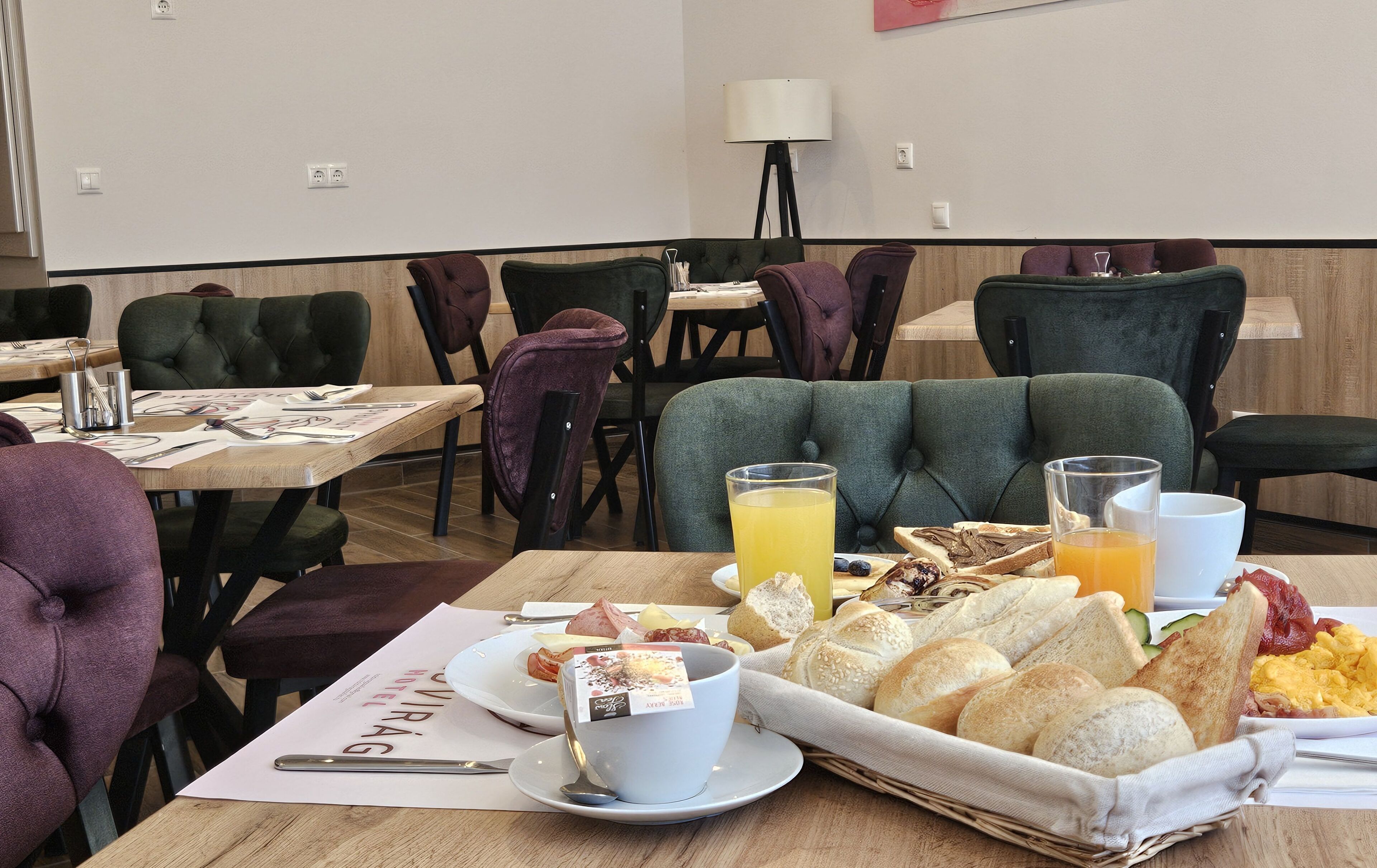 Ein Frühstückstisch für zwei Personen, gedeckt mit Brot, Eiern und Saft.