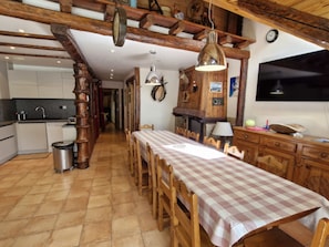 Dining - Spacious 6-Room Chalet 150m from the Slopes – Sleeps 11, Wi-Fi, Fireplace, Balconies (Saint-Chaffrey)