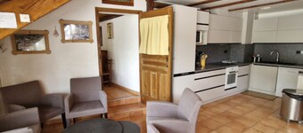 Spacious 6-Room Chalet 150m from the Slopes – Sleeps 11, Wi-Fi, Fireplace, Balconies