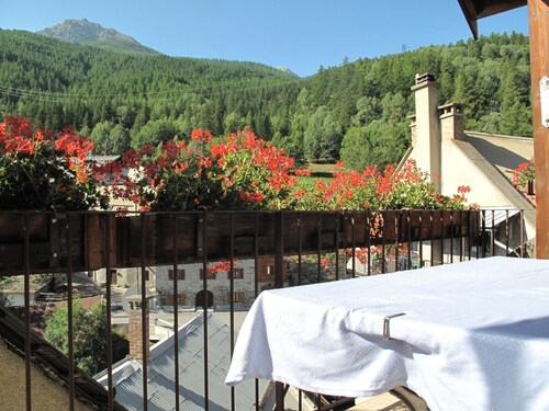 Chalet 11 pers, 5 ch, pied des pistes, balcon, parking, Wi-Fi, cheminée, Serre Chevalier