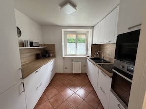 Coffee/tea maker, fridge, microwave, oven - Spacious 4-Room Apartment for 8 with Balcony & Fireplace, 300m from Slopes (La Salle-les-Alpes)