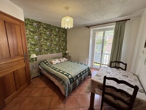 3 bedrooms, free WiFi - Spacious 4-Room Apartment for 8 with Balcony & Fireplace, 300m from Slopes (La Salle-les-Alpes)