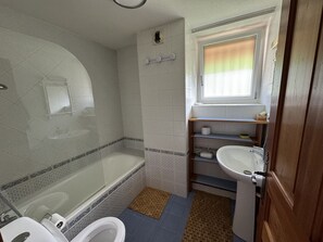Hair dryer - Spacious 4-Room Apartment for 8 with Balcony & Fireplace, 300m from Slopes (La Salle-les-Alpes)