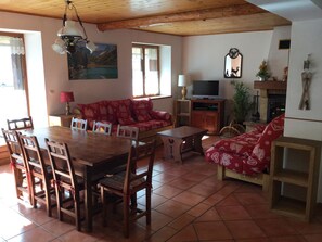 TV, fireplace - Spacious 4-Room Apartment for 8 with Balcony & Fireplace, 300m from Slopes (La Salle-les-Alpes)