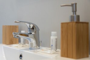 Shower, hair dryer, towels, shampoo - Casa Filò, a Trieste view (Trieste)