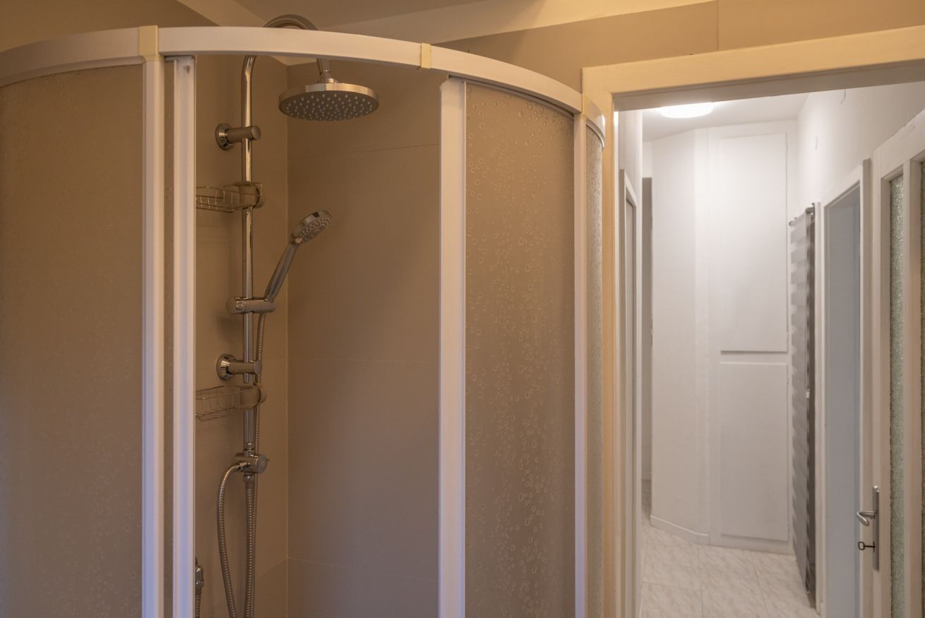 Shower, hair dryer, towels, shampoo
