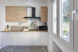 Kühlschrank, Mikrowelle, Herdplatte, Geschirrspüler