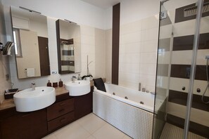 Banheira, banheira de hidromassagem, secador de cabelo, bidê
