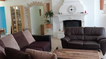 Smart TV, lareira, mesa de pingue-pongue, livros