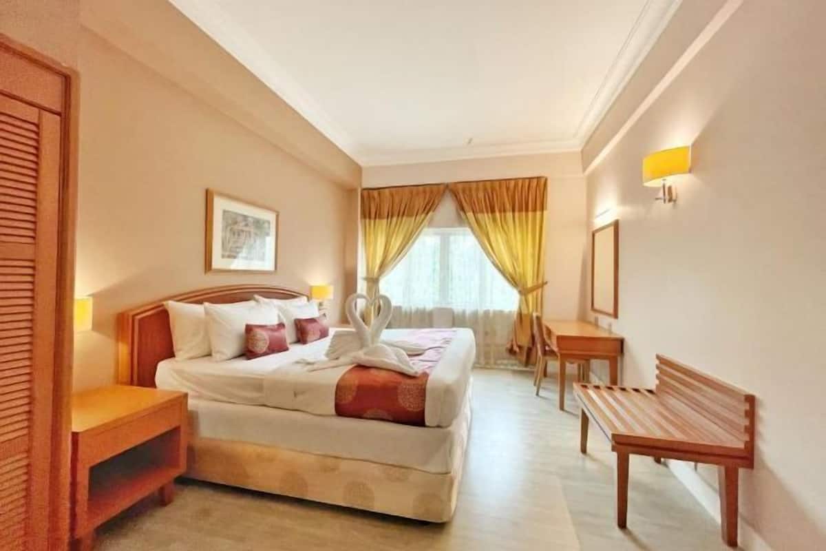 1 bedroom, hypo-allergenic bedding, individually furnished, desk