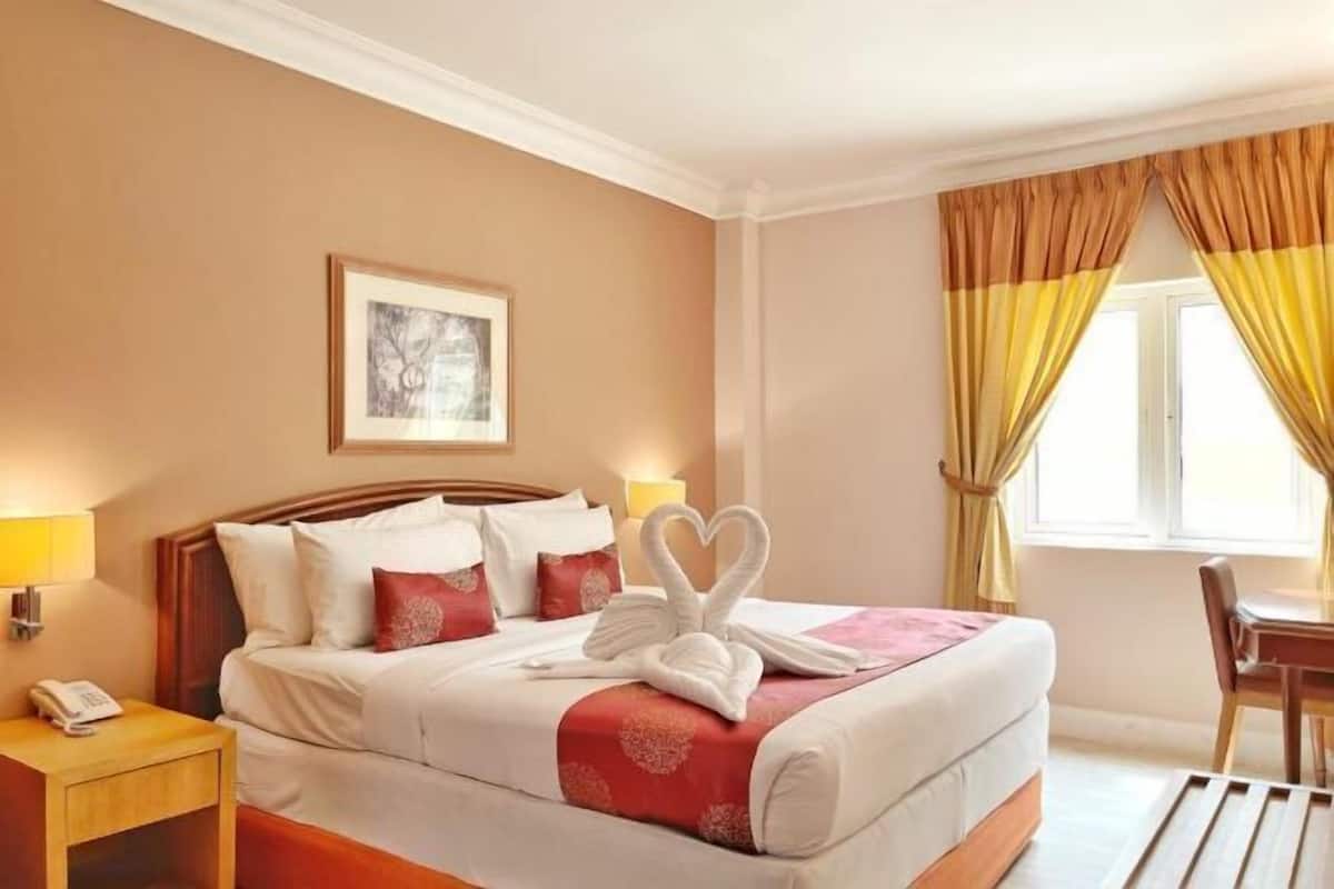 1 bedroom, hypo-allergenic bedding, individually furnished, desk