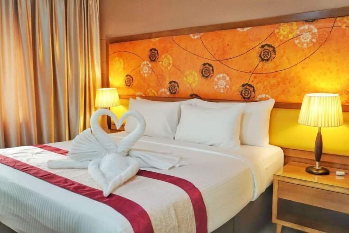 1 bedroom, hypo-allergenic bedding, individually furnished, desk