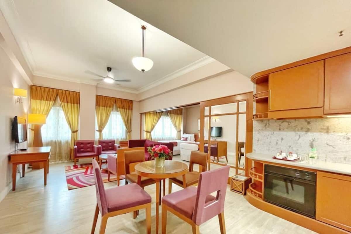 Suite, 2 camere da letto | Area soggiorno | TV a schermo piatto 42 pollici con canali satellitari
