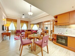 套房, 2 间卧室 | 起居区 | 42-英寸纯平电视（配备卫星频道）