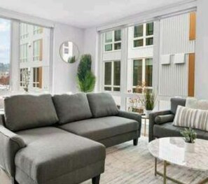 Smart TV, libros y monitor de computadora